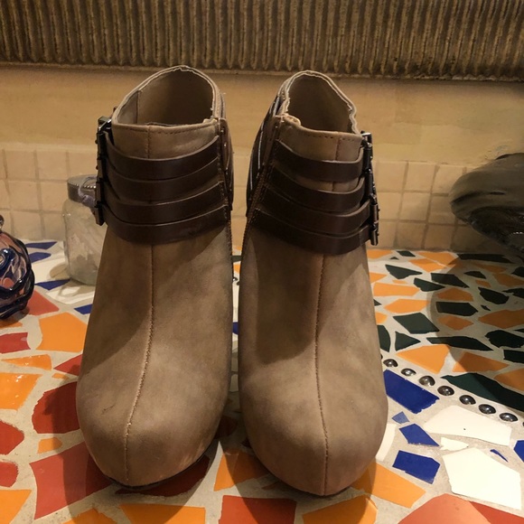 Beautiful buckled booties - Picture 2 of 4